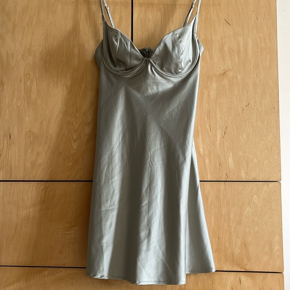 Flowy dress only worn for a couple hrs. Like new. I’m 5’1 and comes mid thigh. - Picture 2 of 2